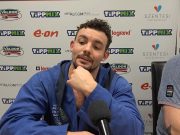 Ilyen az, amikor a center a sajtószobában is betalál És az a puszi is belefér…