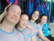 A lányok már a vízben Kezdjetek izgulni…