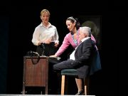 Abszurd humor és politikai feszültség a színpadon…