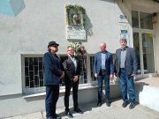 Dombormű díszíti a Pollák emléktáblát…