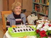 95 éves lett Kis Sándorné, Jusztika néni – szívhez szóló köszöntés a Parkerdő Ot…