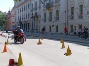 Elindultak a gyermekek felvonulni a Kossuth téren a motoros ügyességi pályán…