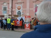 Leragasztott szájakkal tüntettek Szentesen az „ellehetetlenítési törvény” ellen…