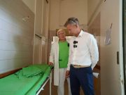 A múlt századi kórházi állapotokat láthatta Szentesen Magyar Péter…