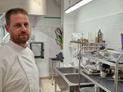 Sok kihívás jellemzi a mindennapokat, Pásztor József főszakácsot mégis a hozzáál…