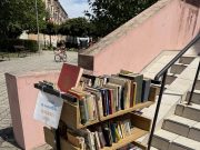 Folyamatosan kerülnek ki az elvihető könyvek a tárolóra! Gyertek válogassatok -é…