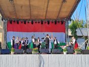 Színpadon a Hévízgyörki Aranyalma Hagyományőrző Együttes és Hévizgyörki Hagyomán…