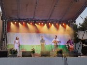 Színpadon a Korinda Zenekar…