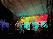 Színpadon a ZENG együttes…