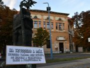 A gimnáziumnál várják az aláírásokat…