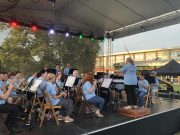 A színpadon Szentes Város Fúvószenekara…