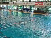 Jobbról a mi lányaink, balról az Újváros Mindjárt kezdünk Gyertek…