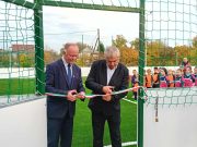 Mini műfüvesen játszhatnak a kicsik…