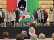 Ünnepi megemlékezés Szentesen – 1956 előtt tisztelegtek a Kossuth téren…