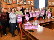 A világnap apropóján indult el Szentes plakátkampánya a segélykérő kézjelről…