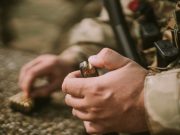 Pisztoly, géppisztoly, gépkarabély – gyors reagálás, pontos célzás – eredményes …