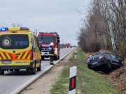 Szentest elkerülő úton személyautó hajtott az árokba és ott fának ütközött…
