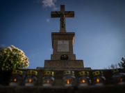 „A hős halott nem hal meg soha, csak fénye lobban át az égen.”…