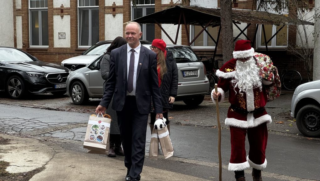 A Mikulás meglepetései a gyermekosztályon…