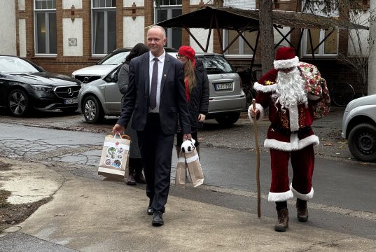 A Mikulás meglepetései a gyermekosztályon…