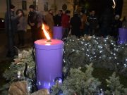 Advent első gyertyáját gyújtották meg Szentesen…
