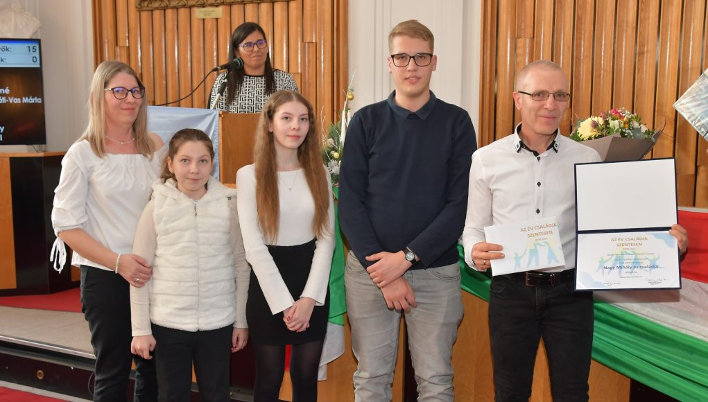 Átadták az Év Családja Szentesen díjat a képviselő-testület ülésén…