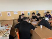 Az osztályok közös ünneplése a Pollákban: társasjáték, zsíroskenyér-party, aján…