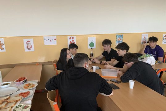 Az osztályok közös ünneplése a Pollákban: társasjáték, zsíroskenyér-party, aján…