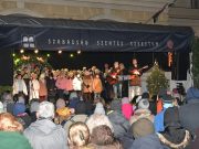 Fellobbant a Hit gyertyája…