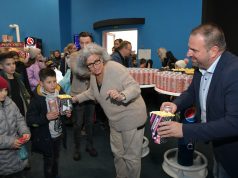 Jótékonysági filmvetítéssel lepték meg a szentesi gyerekeket a Kultik Moziban…