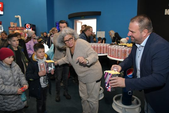 Jótékonysági filmvetítéssel lepték meg a szentesi gyerekeket a Kultik Moziban…