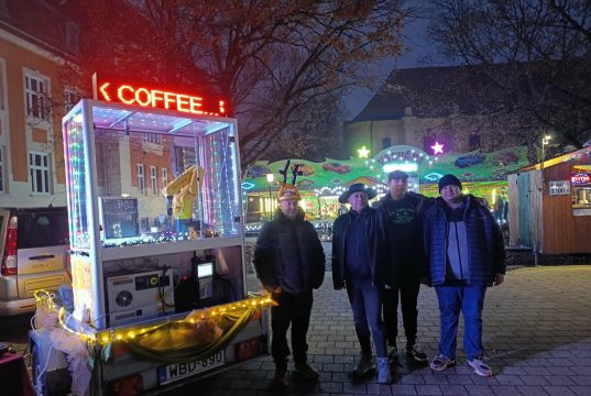 Karácsonyi hangulatban – már a Kossuth téren vagyunk!Gyertek, mindenki vendégünk…