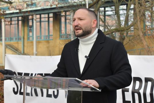 „Szentes többet érdemel” – négy éve romokban a városi sportcsarnok…