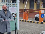 „Most verik szét a szentesi szülészetet” – sajtótájékoztató a kórház főbejárata …