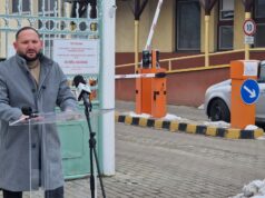 „Most verik szét a szentesi szülészetet” – sajtótájékoztató a kórház főbejárata …