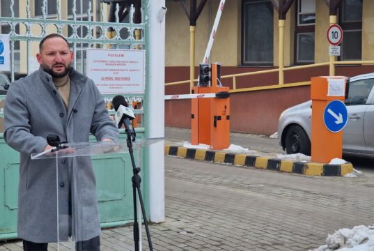 „Most verik szét a szentesi szülészetet” – sajtótájékoztató a kórház főbejárata …