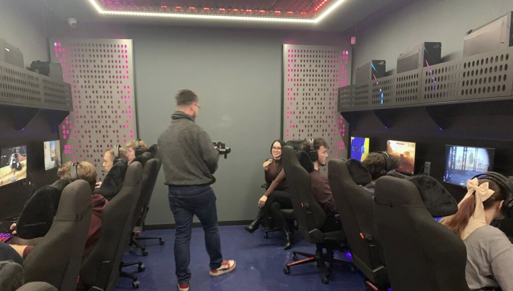 Ma a Szeged 365 stábja forgatott iskolánkban, többek között a vadonatúj e-sport …