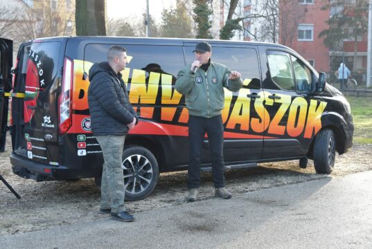Rendpárti összefogás a szentesi piacon: Lakossági fórumot tartottak a Bűnvadászo…