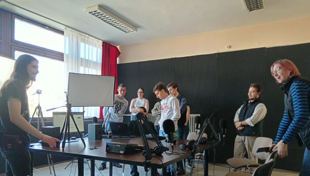 Az egyetemi stúdió munkáját segítik a szentesi fiatalok…