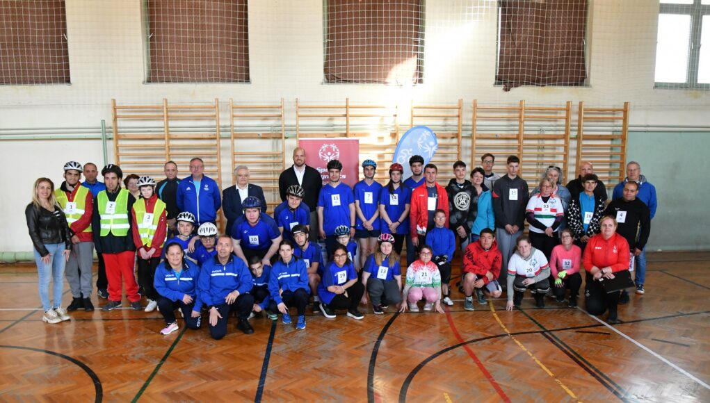 Napsütés és száguldás: Sikeres évadnyitót zártak a bringások Szentesen…