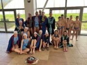 Csillám csat a hajban, spéci úszósapka” és kékfestő torta ez a szülinap is jól …