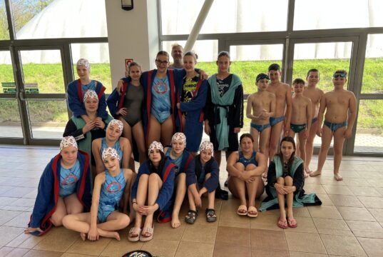 Csillám csat a hajban, spéci úszósapka” és kékfestő torta ez a szülinap is jól …