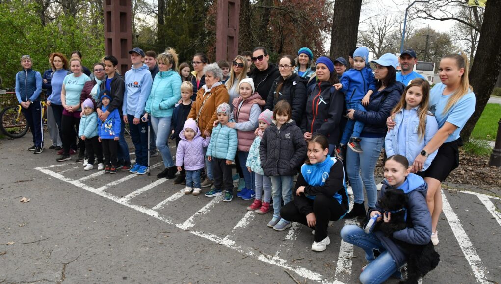 Kékbe borult a Kurca-part és a Megyeháza: Sikeres volt az autizmus világnapi öss…