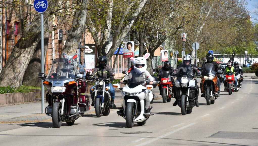 Nyuszis Motoros Felvonulás Szentesen – ajándékokkal várták a gyerekeket (2. rés…