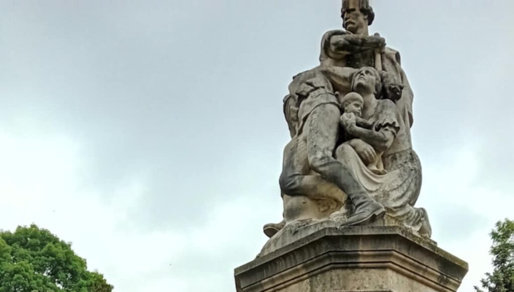 MEGHÍVÓ…
