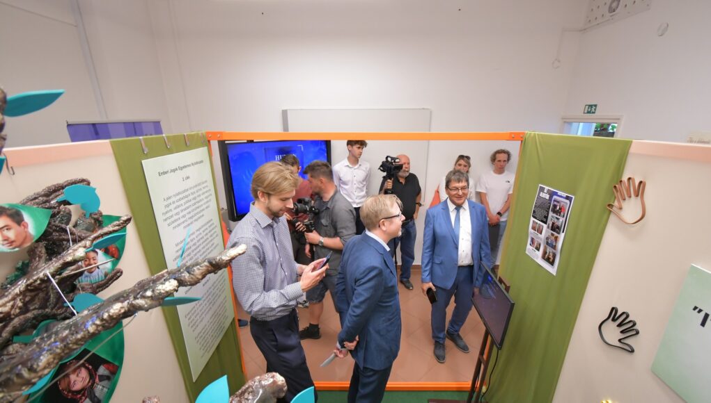Emberi jogok, kreativitás és történelmi párhuzamok: Megnyílt a Kocka kiállítás a…
