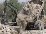 Amíg a helikopterek a levegőből szállítják a nagy tömegű betonelemeket, addig a …