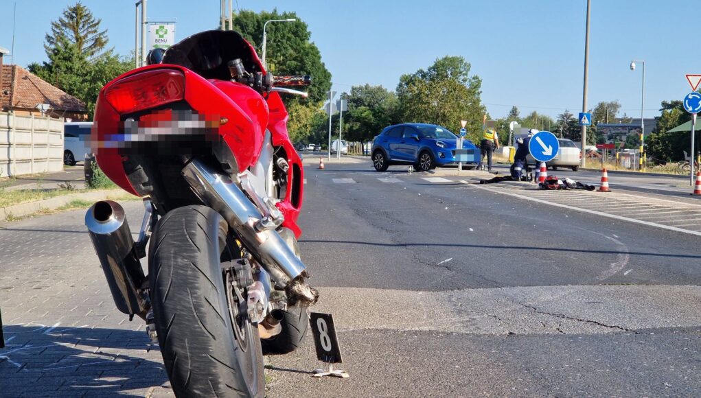 Motoros és személyautó ütközött Szentesen – a megfelelő védőfelszerelés sokat me…