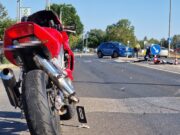 Motoros és személyautó ütközött Szentesen – a megfelelő védőfelszerelés sokat me…