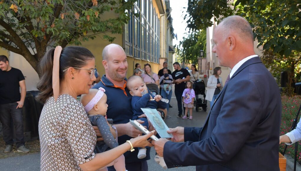 Új élet, új fák: 32 kisgyermeknek adtak át csemetéket a Városháza udvarán…